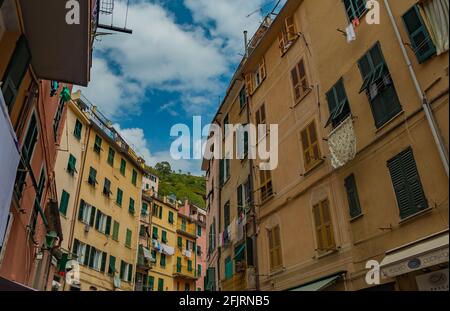 Ein Bild der bunten Fassaden der Stadt Riomaggiore. Stockfoto