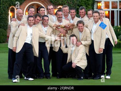 RYDER CUP 2002 AM LETZTEN TAG DES GLOCKENTURMS DER EUROPÄER TEAM MIT DEM CUP 29/9/2002 BILD DAVID ASHDOWN.RYDER CUP GLOCKENTURM 2002 Stockfoto