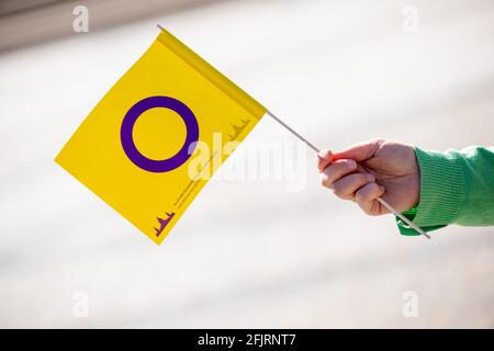 Hannover, Deutschland. April 2021. Vor dem Neuen Rathaus ist eine Inter* Pride-Flagge zu sehen. Die Stadt Hannover startet eine Plakatkampagne, um die Sichtbarkeit intersexueller Menschen in Hannover und Niedersachsen zu erhöhen. Quelle: Moritz Frankenberg/dpa/Alamy Live News Stockfoto