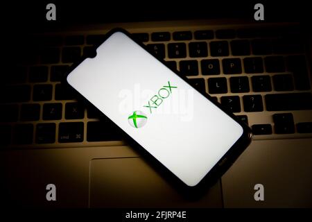 Griechenland. April 2021. In dieser Abbildung wird ein XBOX-Logo auf einem Smartphone-Bildschirm mit einer Computertastatur im Hintergrund angezeigt. Kredit: Nikolas Joao Kokovlis/SOPA Images/ZUMA Wire/Alamy Live Nachrichten Stockfoto