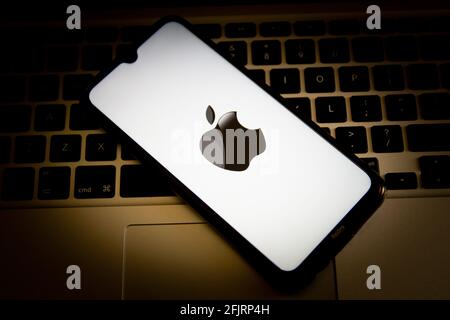 Griechenland. April 2021. In dieser Abbildung wird ein Apple-Logo auf einem Smartphone-Bildschirm mit einer Computertastatur im Hintergrund angezeigt. Kredit: Nikolas Joao Kokovlis/SOPA Images/ZUMA Wire/Alamy Live Nachrichten Stockfoto