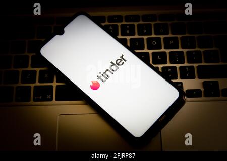 Griechenland. April 2021. In dieser Abbildung wird ein Tinder-Logo auf einem Smartphone-Bildschirm mit einer Computertastatur im Hintergrund angezeigt. Kredit: Nikolas Joao Kokovlis/SOPA Images/ZUMA Wire/Alamy Live Nachrichten Stockfoto