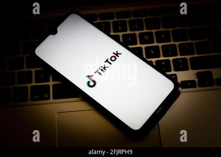 Griechenland. April 2021. In dieser Abbildung wird ein TikTok-Logo auf einem Smartphone-Bildschirm mit einer Computertastatur im Hintergrund angezeigt. Kredit: Nikolas Joao Kokovlis/SOPA Images/ZUMA Wire/Alamy Live Nachrichten Stockfoto