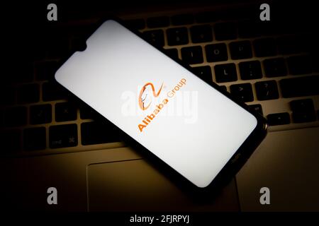 Griechenland. April 2021. In dieser Abbildung wird ein Alibaba-Logo auf einem Smartphone-Bildschirm mit einer Computertastatur im Hintergrund angezeigt. Kredit: Nikolas Joao Kokovlis/SOPA Images/ZUMA Wire/Alamy Live Nachrichten Stockfoto