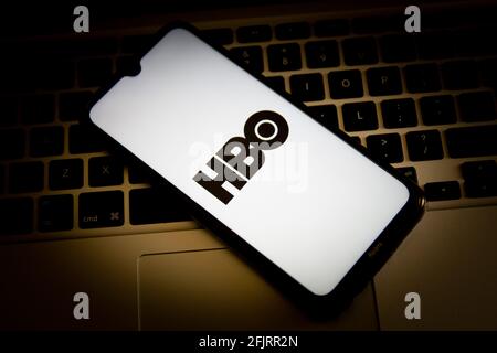 Griechenland. April 2021. In dieser Abbildung wird ein HBO-Logo auf einem Smartphone-Bildschirm mit einer Computertastatur im Hintergrund angezeigt. Kredit: Nikolas Joao Kokovlis/SOPA Images/ZUMA Wire/Alamy Live Nachrichten Stockfoto