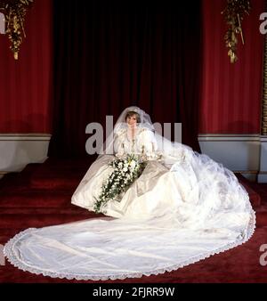 Datei-Foto vom 29/07/81 von der Prinzessin von Wales, die in ihrem Brautkleid im Buckingham Palace saß, nachdem sie in der St. Paul's Cathedral mit Prinz Charles verheiratet war. Diana, das berühmte Hochzeitskleid der Prinzessin von Wales, wird zum ersten Mal seit 25 Jahren im Kensington Palace gezeigt. Ausgabedatum: Montag, 26. April 2021. Stockfoto