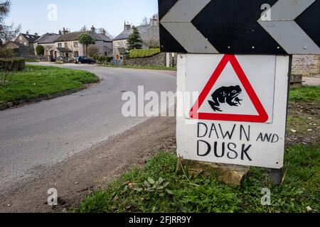 Kröten überqueren Schild im Dorf Monyash, Peak District National Park, Derbyshire Stockfoto