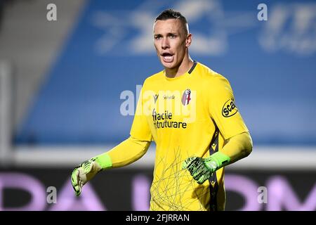 Bergamo, Italien. 25. April 2021. Lukasz Skorupski vom FC Bologna reagiert während des Fußballspiels der Serie A zwischen Atalanta BC und dem FC Bologna. Atalanta BC gewann 5-0 gegen den FC Bologna. Kredit: Nicolò Campo/Alamy Live Nachrichten Stockfoto