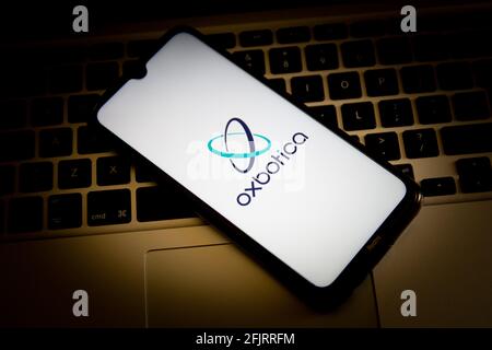 Griechenland. April 2021. In dieser Abbildung wird ein Oxbotica-Logo auf einem Smartphone-Bildschirm mit einer Computertastatur im Hintergrund angezeigt. Kredit: Nikolas Joao Kokovlis/SOPA Images/ZUMA Wire/Alamy Live Nachrichten Stockfoto