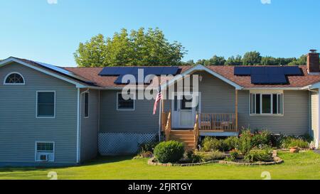 MIDDLETOWN, NY, VEREINIGTE STAATEN - Jul 14, 2020: Suburban Solar Pannel Home Ranch Stil Haus mit Auto in der Auffahrt, Immobilien, Green Home Technologie, e Stockfoto