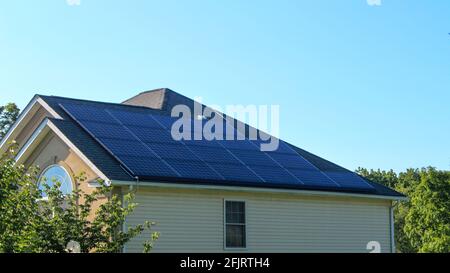 MIDDLETOWN, NY, VEREINIGTE STAATEN - Jul 14, 2020: Solarpanels auf dem Dach des Hauses mit Bäumen. Immobilien-Haus mit Solarpanels auf dem Dach, grünes Haus techn Stockfoto