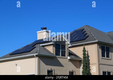 MIDDLETOWN, NY, VEREINIGTE STAATEN - Jul 14, 2020: Suburban Solar Pannel Home zweistöckiges großes Hausdach Nahaufnahme Immobilienhaus mit Solarpanels auf Roo Stockfoto