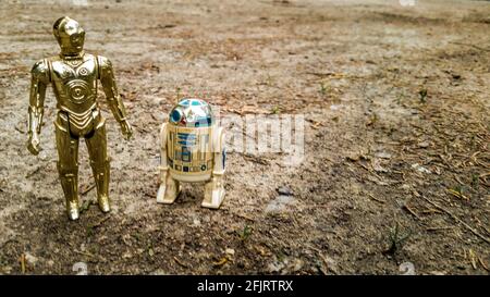 MIDDLETOWN, NY, USA - 10. Mai 2019: Vintage Star Wars Action Figuren R2D2 und C-3PO auf Hintergrund, Toy Photography, mit Platz für Text. Stockfoto