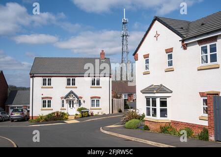 Telefonmast in der Nähe eines neuen Wohngebiets, Ashbourne, Derbyshire Stockfoto