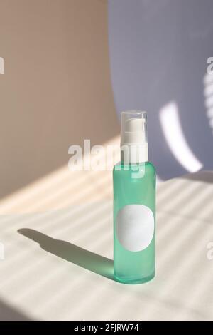 Gesichtswaschreinigungsgel, ultra feuchtigkeitsspendender Kosmetikentferner in blauer Sprühflasche. Stockfoto