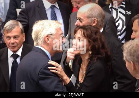 DICKY BIRD, MICHAEL PARKINSON UND MARIE HELVIN AM MEMORIAL TO PAUL GETTY IN DER WESTMINSTER CATHEDRAL.9/9/03 PILSTON Stockfoto