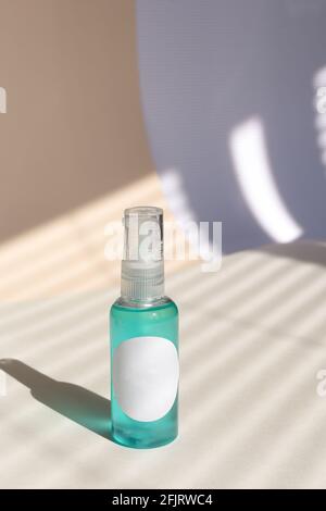 Gesichtswäsche hausgemachtes Reinigungsgel ultra feuchtigkeitsspendend, mizellarer Kosmetikentferner in blauer Sprühflasche. Stockfoto