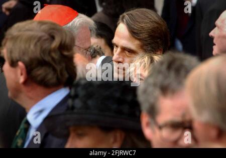 JEREMY BÜGELT AM DENKMAL FÜR PAUL GETTY IN WESTMINSTER KATHEDRALE.9/9/03 PILSTON Stockfoto