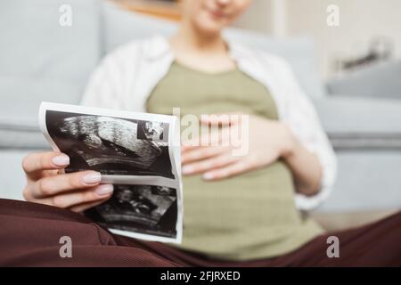 Nahaufnahme einer Schwangeren, die Ultraschall ihres Babys hält Ihre Hände Stockfoto