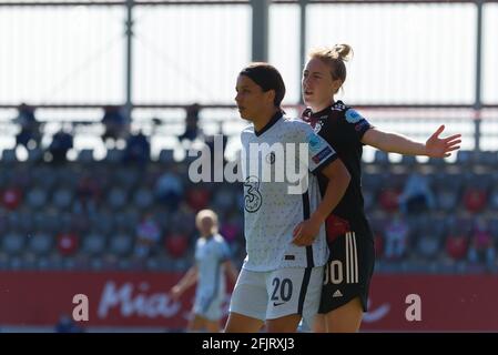 München, Deutschland. April 2021. Sam Kerr (FC Chelsea 20) und Carolin Simon (FC Bayern München 30) während des UEFA Women's Champions League-Spiels zwischen dem FC Bayern München und dem FC Chelsea auf dem FC Bayern Campus. Kredit: SPP Sport Pressefoto. /Alamy Live News Stockfoto