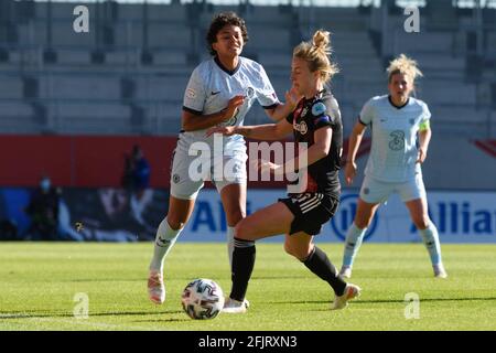 München, Deutschland. April 2021. Jessica Carter (FC Chelsea 7) und Carolin Simon (FC Bayern München 30) während des UEFA Women's Champions League-Spiels zwischen dem FC Bayern München und dem FC Chelsea auf dem FC Bayern Campus. Kredit: SPP Sport Pressefoto. /Alamy Live News Stockfoto