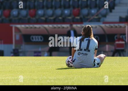 München, Deutschland. April 2021. Guro Reiten (FC Chelsea 11) am Boden während des UEFA Women's Champions League-Spiels zwischen dem FC Bayern München und dem FC Chelsea auf dem FC Bayern Campus. Kredit: SPP Sport Pressefoto. /Alamy Live News Stockfoto