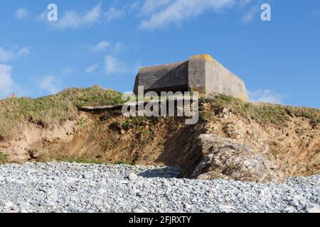 Bunker aus dem Weltkrieg 2 an der Küste in der Bretagne Stockfoto