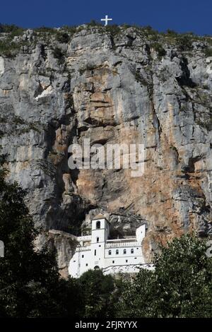 Das serbisch-orthodoxe Ostrog-Kloster hängt an einer Klippe in Montenegro. Stockfoto