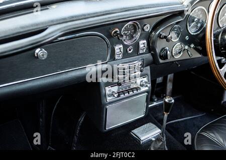 1965 Aston Martin DB5 Armaturenbrett mit Motorola Radio Stockfoto