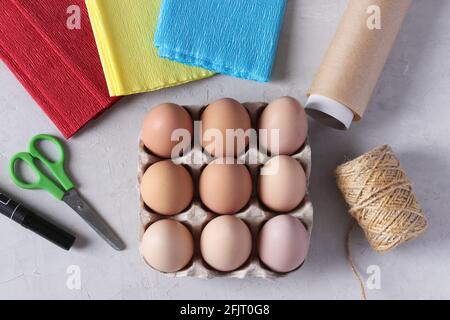 Wir dekorieren Eier für Ostern mit farbigem Papier und Pergament in Form von Kaninchen. Schritt für Schritt. Stockfoto