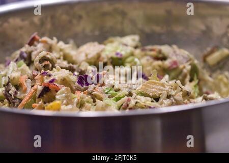 Cabage- und Karottensalat mit cremigem Avocado-Dressing Stockfoto