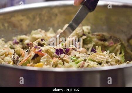 Cabage- und Karottensalat mit cremigem Avocado-Dressing Stockfoto