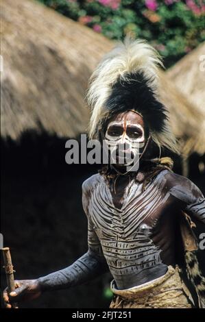 Kikuyu-Krieger tragen Headdress aus Vogelfedern. Fotografiert an den Thomson's Falls Kenya Stockfoto