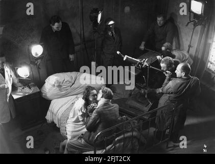 LIDA BAAROVA MATHIAS WIEMAN DIREKTOR KARL RITTER (Mit Eyeshade durch Lampe) Und der Kameramann GUNTHER ANDERS mit Movie Crew am Set Während der Dreharbeiten von PATRIOTEN aka PATRIOTS 1937 Regisseur KARL Ritter Universum Film (UFA) Stockfoto