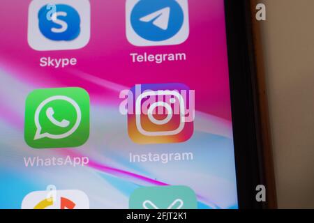 New York, USA - 26. April 2021: WhatsApp- und Instagram-App-Logo auf dem Telefonbildschirm, Nahaufnahme von oben, illustrative Editorial Stockfoto