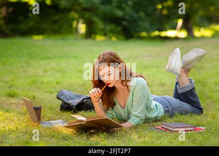 Young College Student Girl Lesebuch, Unterricht Im Freien, Vorbereitung Auf Prüfungen Stockfoto