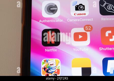 New York, USA - 26. April 2021: Netflix YouTube-App-Logo auf dem Telefonbildschirm Nahaufnahme von oben, illustrative Editorial. Stockfoto