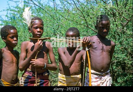 Pokot Kinder mit handgefertigten Holzkopfauflage das Pokot Personen (auch Pokoot geschrieben) Lebt in West Pokot County und Baringo County in Kenia Und im Stockfoto