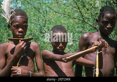 Pokot Kinder mit handgefertigten Holzkopfauflage das Pokot Personen (auch Pokoot geschrieben) Lebt in West Pokot County und Baringo County in Kenia Und im Stockfoto