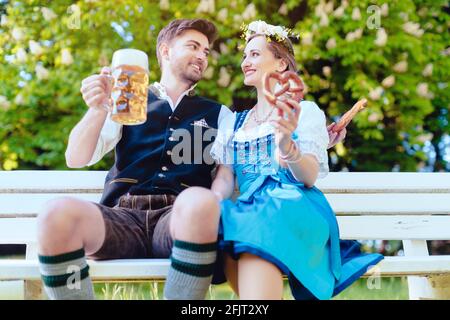 Frau und Mann in der bayrischen Tracht genießen das Land Stockfoto