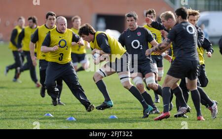 ENGLAND RUGBY TEAM TRAINING IM SURRY SPORTS PARK FÜR IHRE SECHS NATIONEN SPIEL MIT FRANKREICH. TOM WOOD. 24/2/2011. BILD DAVID ASHDOWN Stockfoto