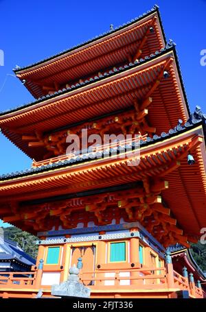 Der Kiyumizudera-Tempel steht am Wasser des Otowa-Wasserfalls, umgeben von Kirsch- und Ahornbäumen im Frühjahr. Sein Name bedeutet „Tempel des reinen Wassers“. Stockfoto