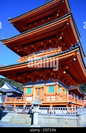 Der Kiyumizudera-Tempel steht am Wasser des Otowa-Wasserfalls, umgeben von Kirsch- und Ahornbäumen im Frühjahr. Sein Name bedeutet „Tempel des reinen Wassers“. Stockfoto