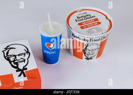 Kentucky Fried Chicken on Set Food Box KFC berühmte Fast-Food-Restaurantkette von Pepsi, einem kohlensäurehaltigen Softdrink Stockfoto