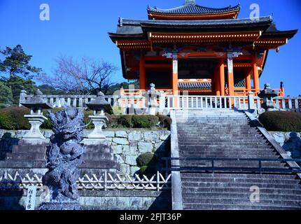 Der Kiyumizudera-Tempel steht am Wasser des Otowa-Wasserfalls, umgeben von Kirsch- und Ahornbäumen im Frühjahr. Sein Name bedeutet „Tempel des reinen Wassers“. Stockfoto