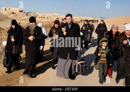 Israel, Jordan, in der Nähe von Jerusalem, Qasr al Yahud. Pilger am Ort. Januar 2008. Epiphany, der Tag der Taufe Jesu, an dem „die Himmel aufgehen Stockfoto