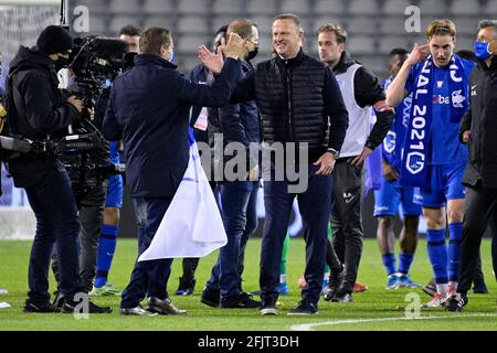 Genks Pressesprecher Peter Morren und Genks Cheftrainer John Van den Brom feiern nach dem Sieg des „Croky Cup“ Belgiers pokalfinale zwischen KRC Genk A Stockfoto