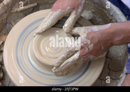 Einen Tontopf auf dem Töpferrad machen Stockfoto