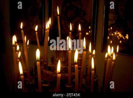 Israel Capernahum See in Galilee, das Innere der griechisch-orthodoxen Kirche der zwölf Apostel, zündete zeremonielle Kerzen an Stockfoto