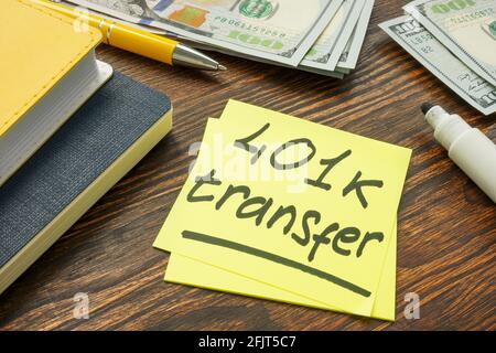 401k Transfer zu einem anderen Pensionsplan Zeichen und Geld. Stockfoto